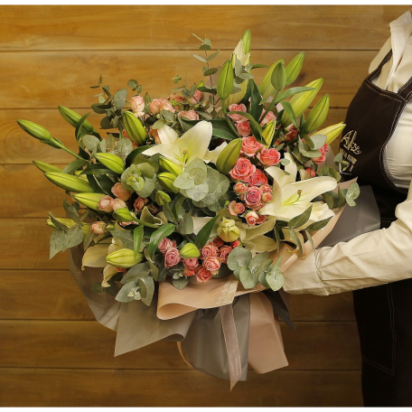 Ծաղկեփունջ «Any Rose Kamila» լիլիա, վարդ, էվկալիպտ