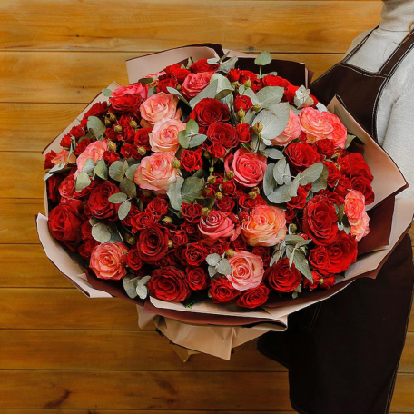 Ծաղկեփունջ «Any Rose Lada» վարդ, էվկալիպտ